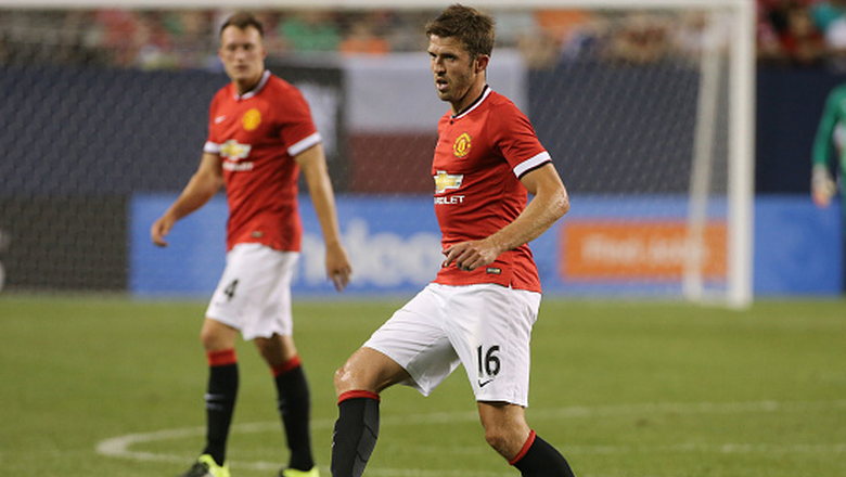 Carrick snubs PSG in favour of another season at United