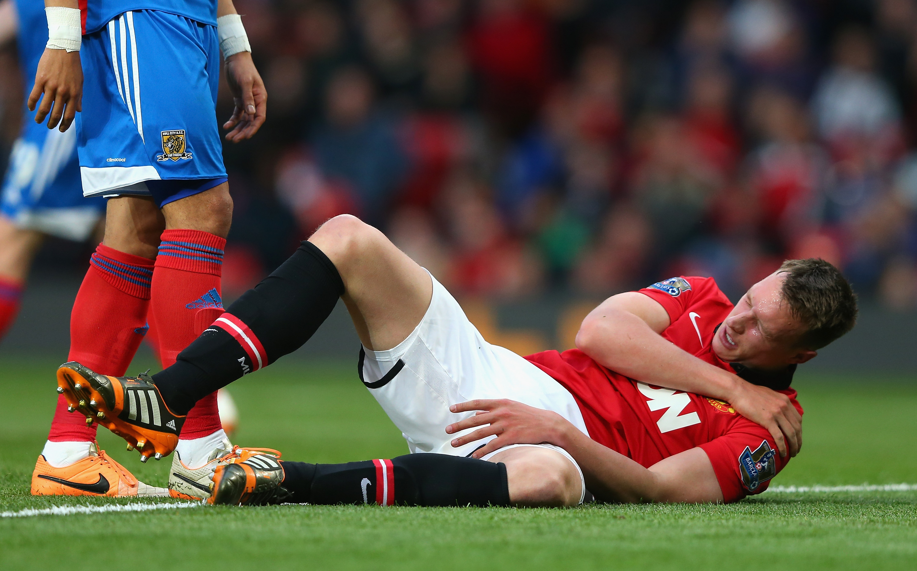 Phil Jones Ruled out for 3 Weeks