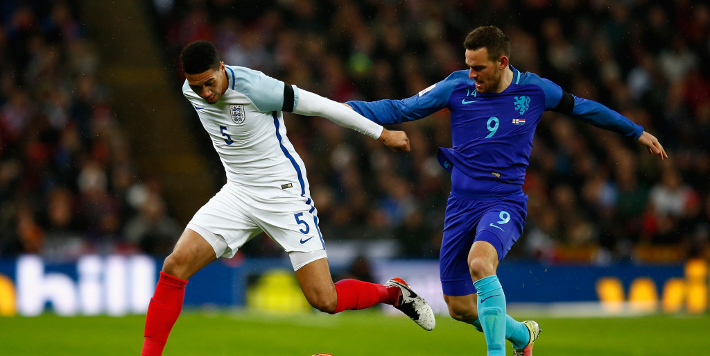 United battle Everton for Dutch striker