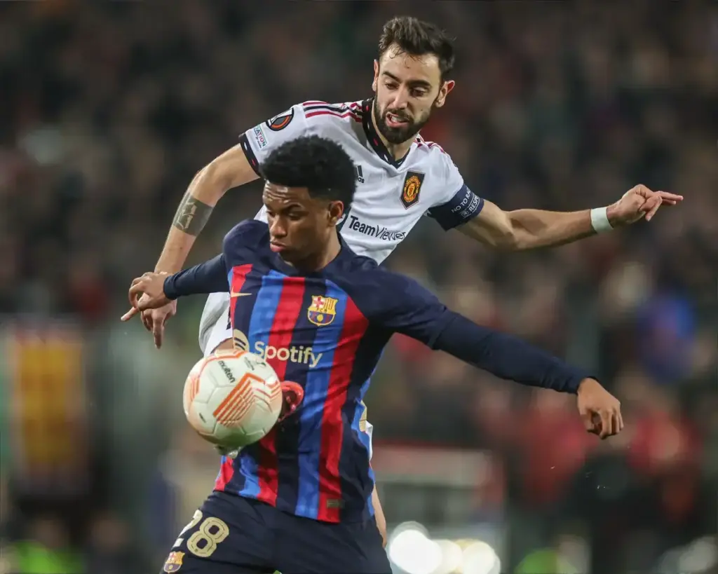 Manchester United turn to Barcelona star after Lewis Hall blow