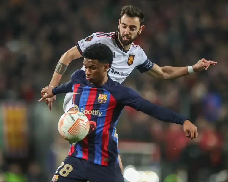 Manchester United turn to Barcelona star after Lewis Hall blow
