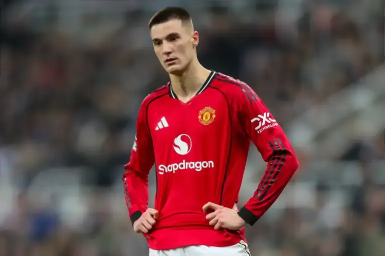 Nicky Butt Wants Manchester United to Sign ‘Powerful’ Striker Amid Sesko Doubts