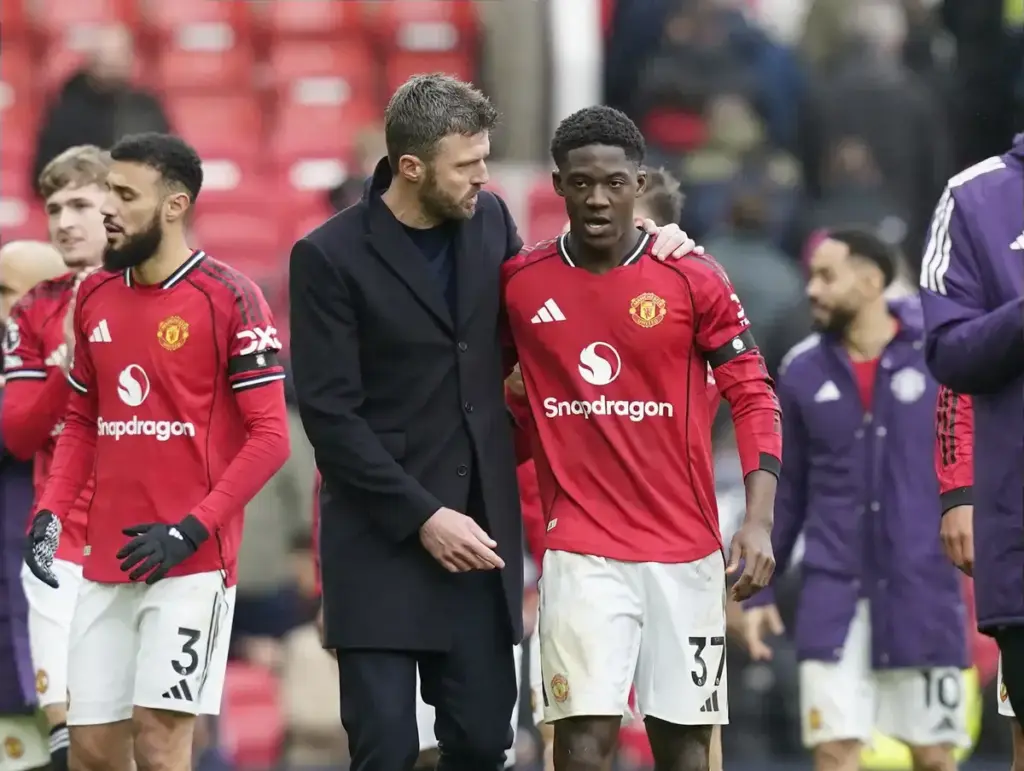Kobbie Mainoo and Michael Carrick, Manchester United