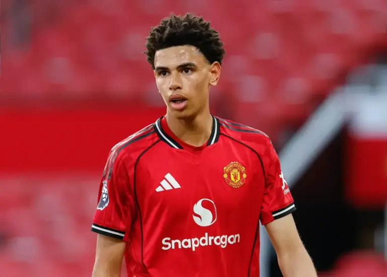 Manchester United hand three academy prospects professional contracts