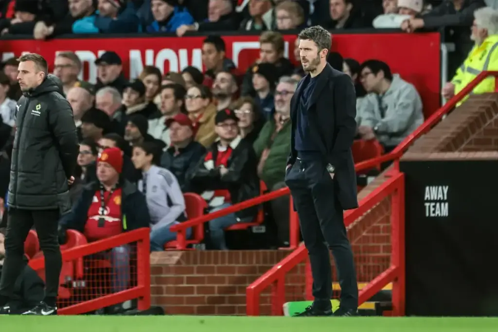 Manchester United must rule out £60m midfielder who ‘prefers Liverpool’