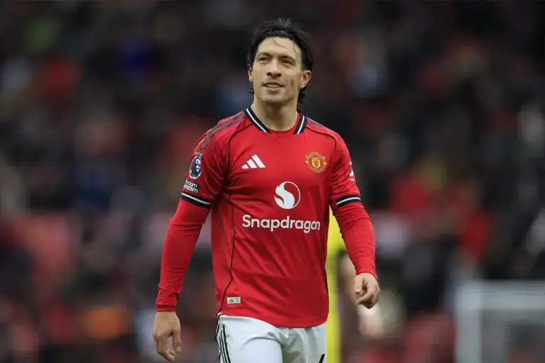 Manchester United vs Leeds: Michael Carrick gives Lisandro Martinez update