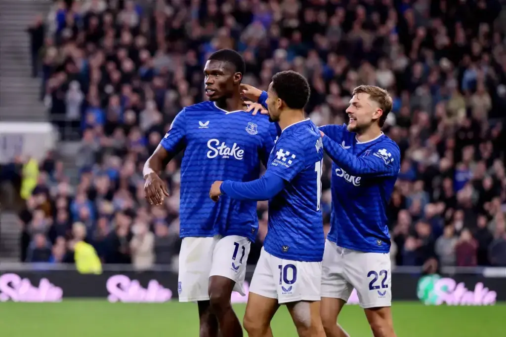 Man Utd Fans Put Off Everton Star after 3-3 Man City Draw