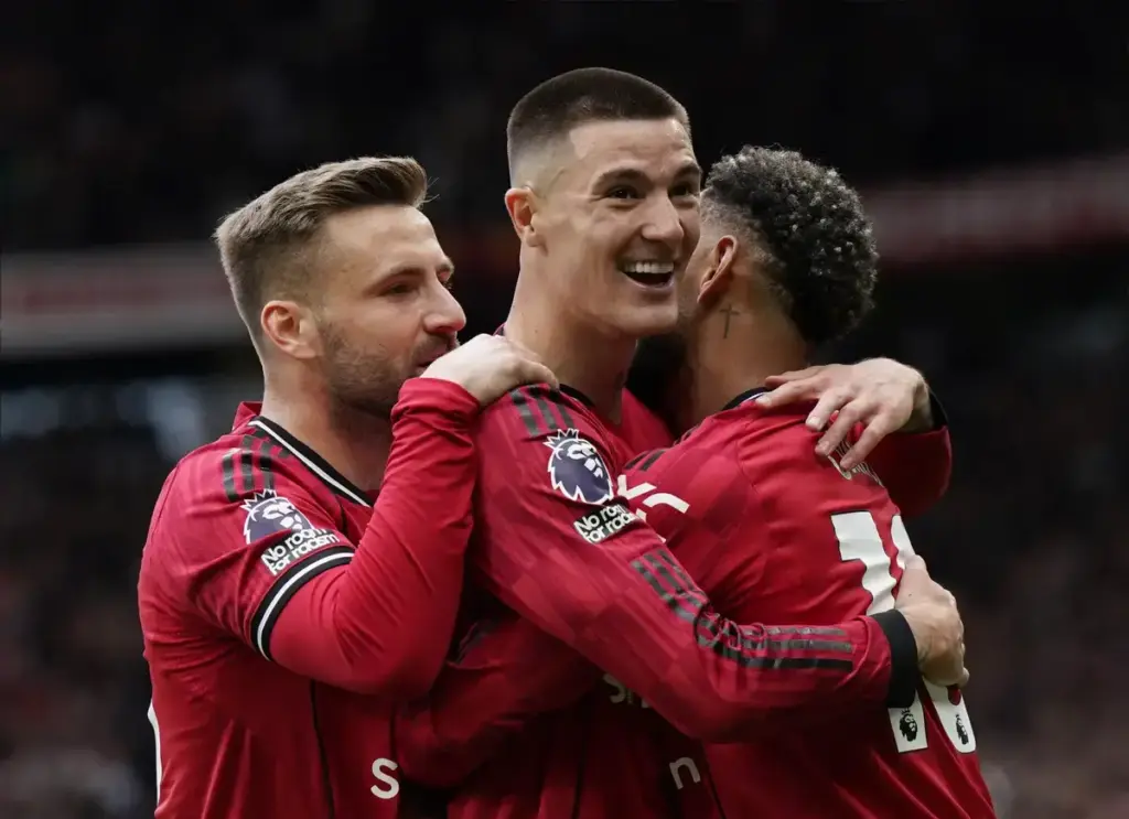 Benjamin Sesko injury: Benjamin Sesko celebrating with Manchester United teammates.