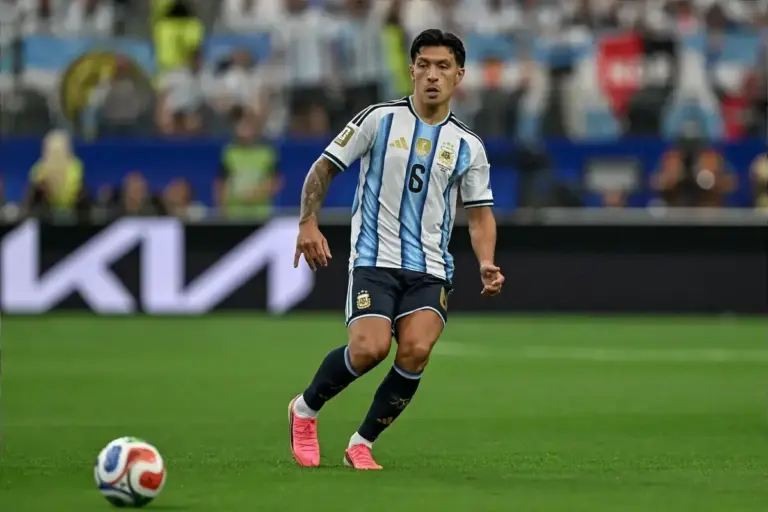 Lisandro Martinez Messi Reaction Keeps Manchester United World Cup Watch Alive