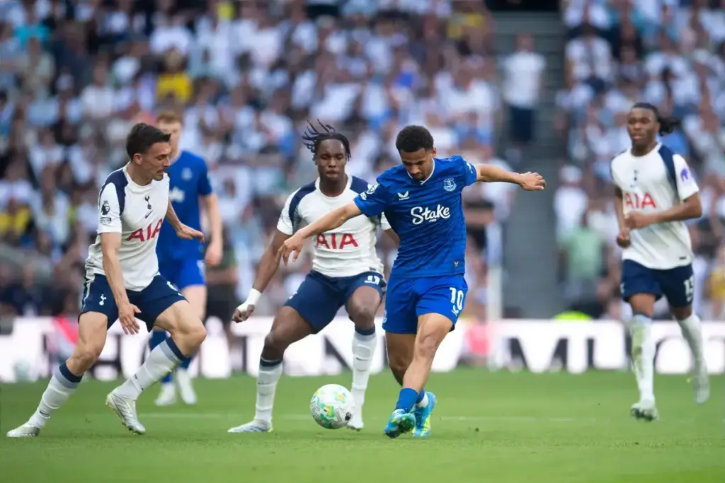 Everton fans fear Man Utd will sign ‘one of the best Premier League stars’