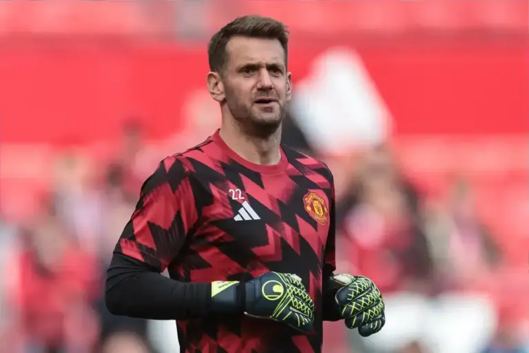 Tom Heaton Contract Gives Manchester United Dressing-Room Continuity