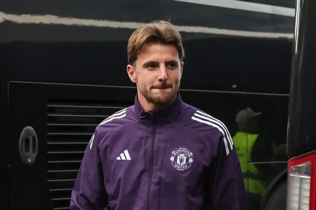 What sources close to Mason Mount are saying about leaving Manchester United
