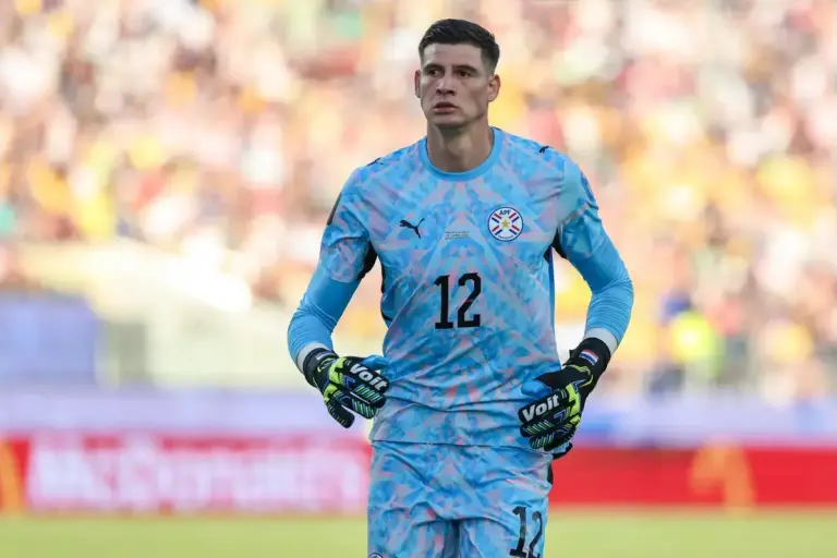 Manchester United make move for record-breaking goalkeeper