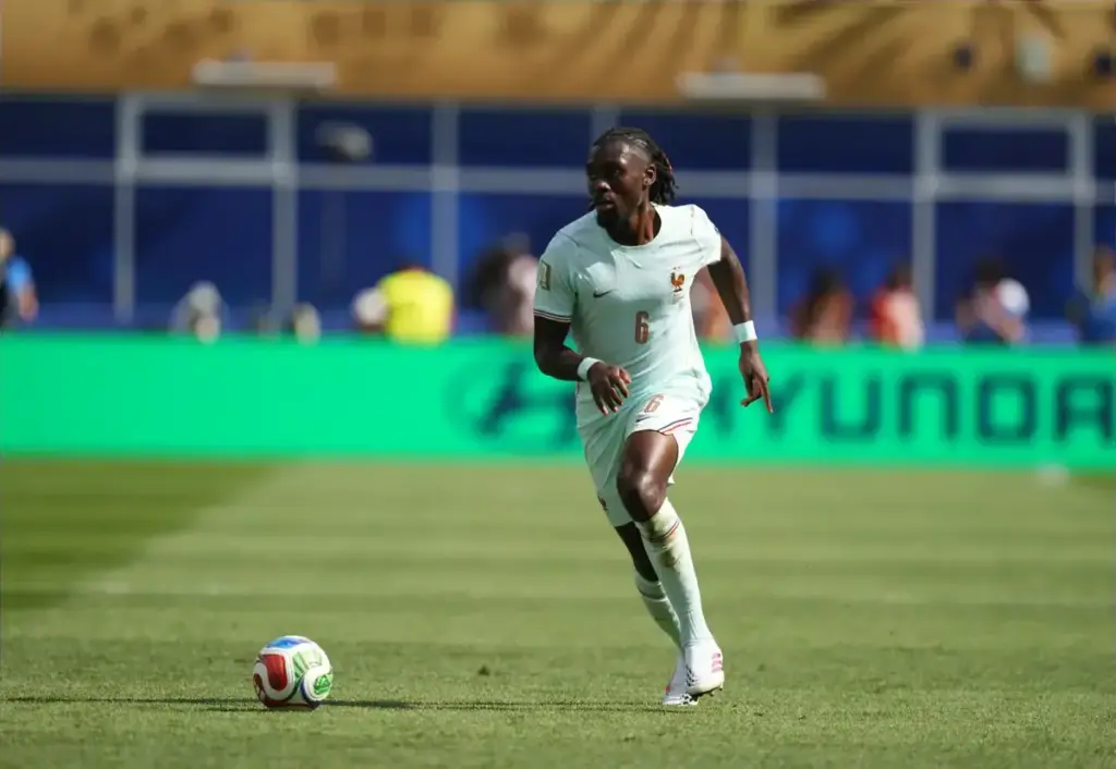 Manu Koné in action as Manchester United weigh up a transfer offer