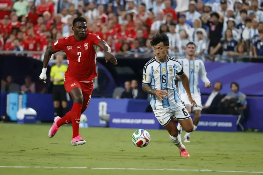 Lisandro Martinez playing for Argentina amid Manchester United reunion links