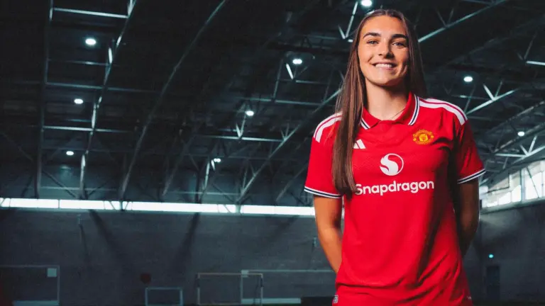 Jess Anderson signs her first professional Manchester United contract