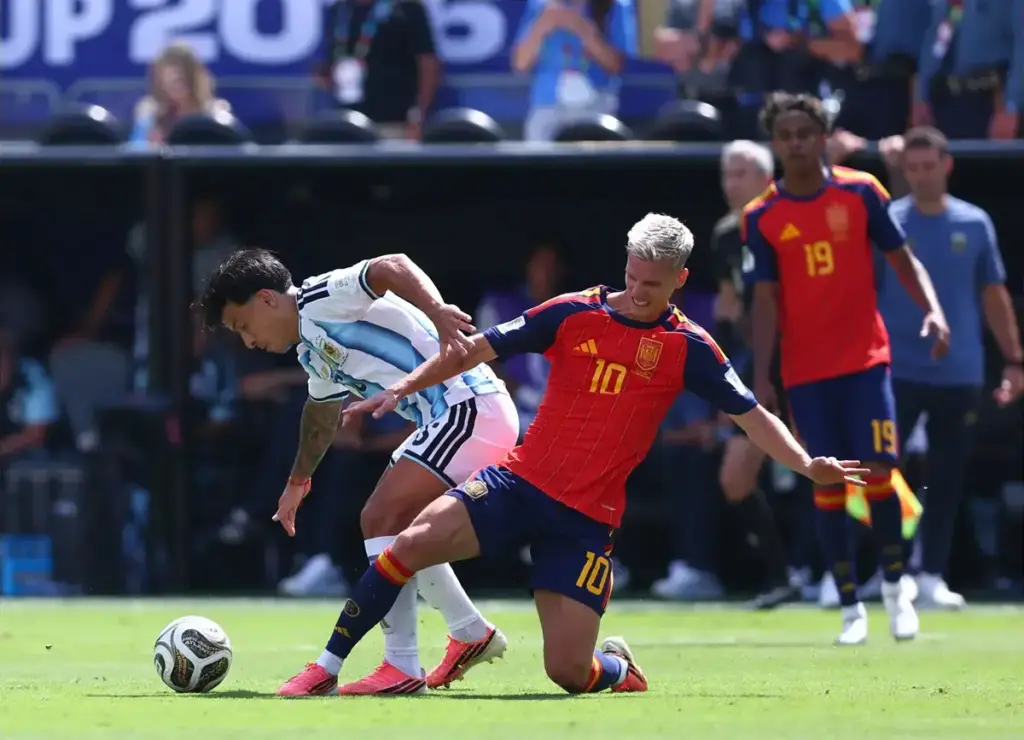 Lisandro Martínez down injured for Argentina in the World Cup final