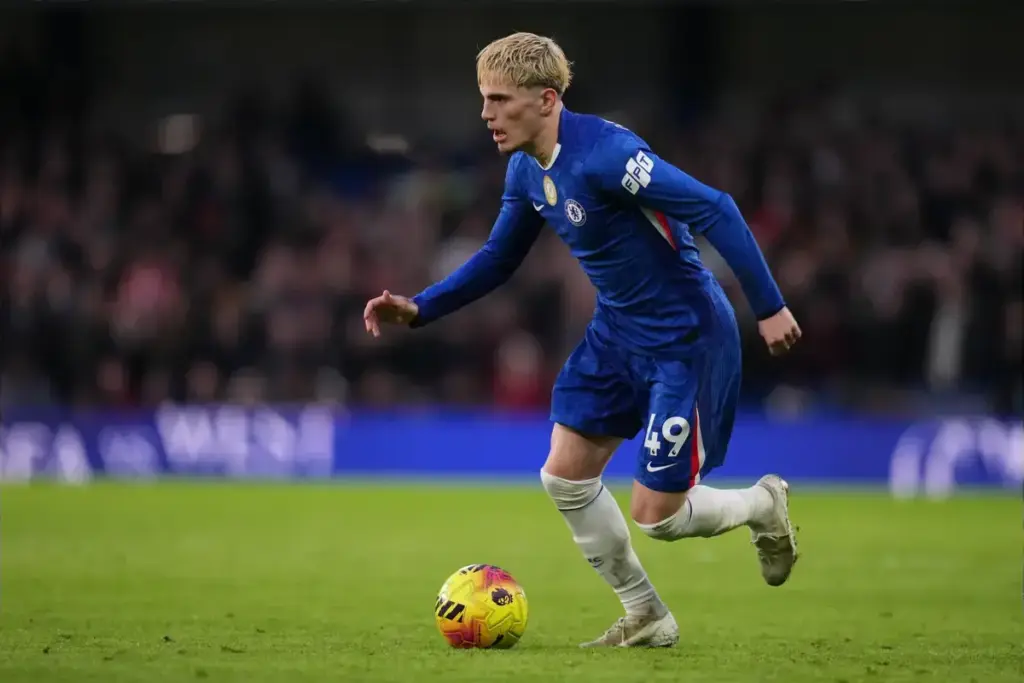 Alejandro Garnacho playing for Manchester United amid Chelsea transfer interest