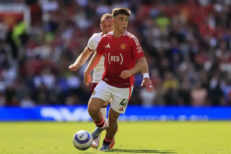 Manchester United tell four academy players they can leave