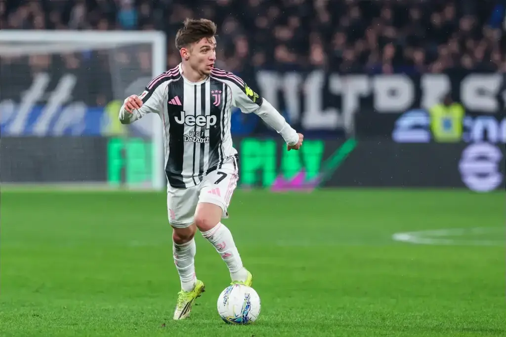 Manchester United consider £25m plus Zirkzee swap for Juventus winger