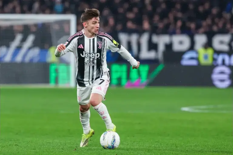Manchester United consider £25m plus Zirkzee swap for Juventus winger