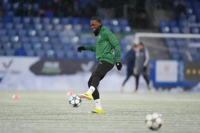 Manchester United miss out on target as youngster agrees new deal