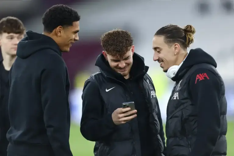 Manchester United contact former Liverpool defender over surprise move
