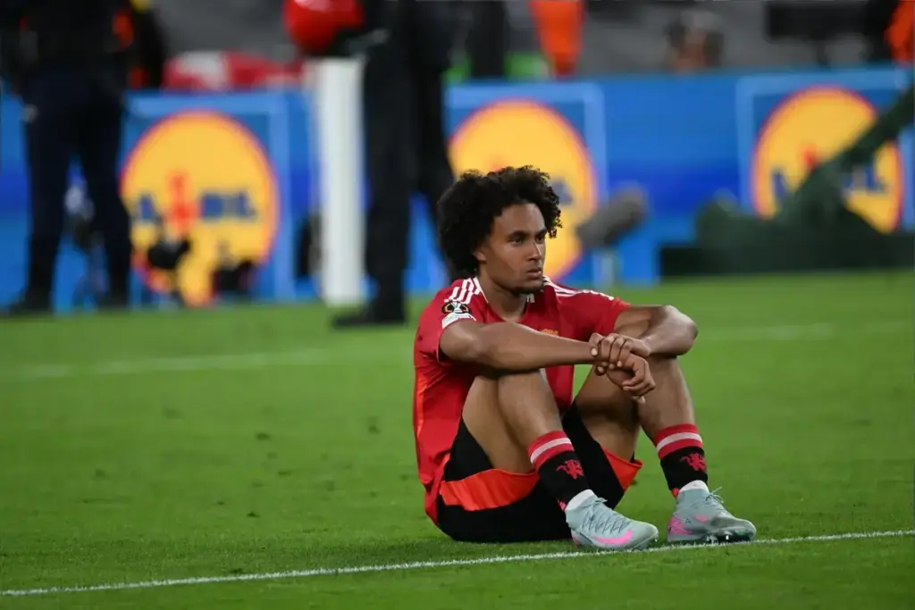 Joshua Zirkzee playing for Manchester United amid exit speculation