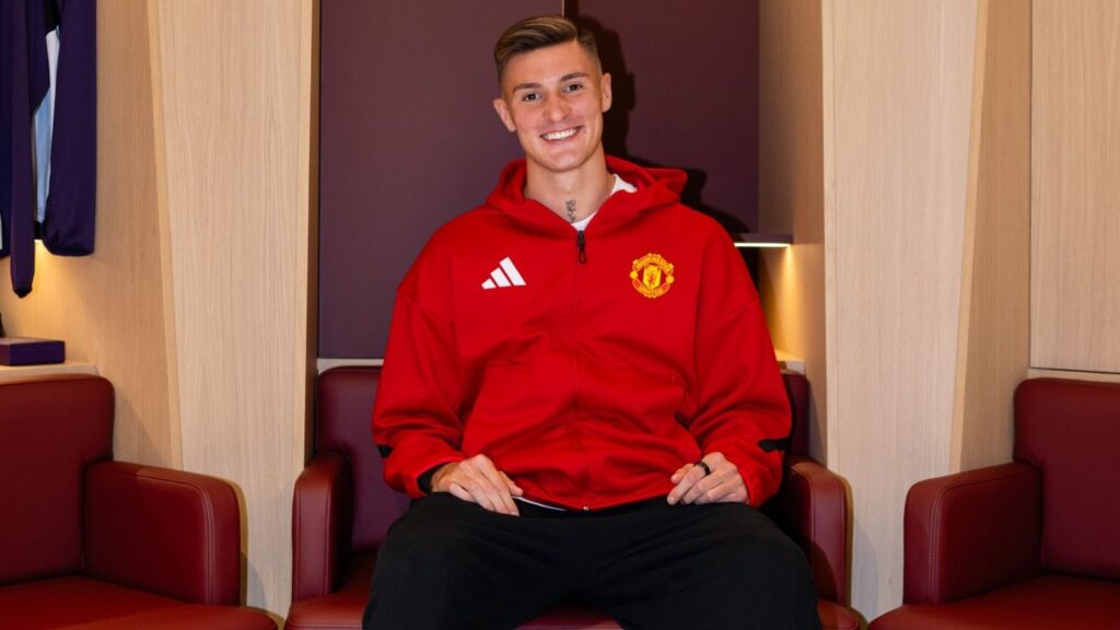 Benjamin Šeško in a Manchester United jacket