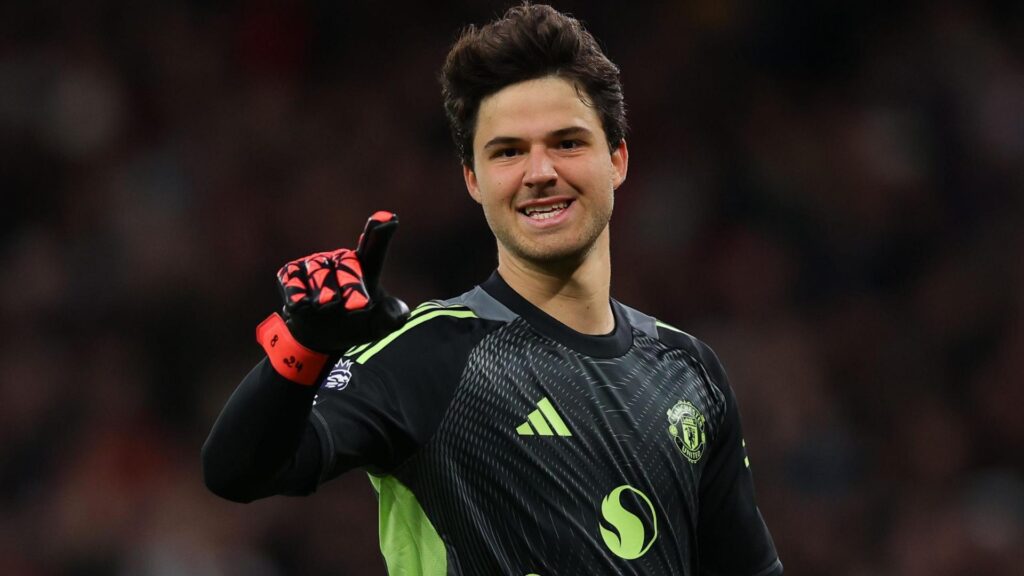 Senne Lammens in Manchester United goalkeeper kit