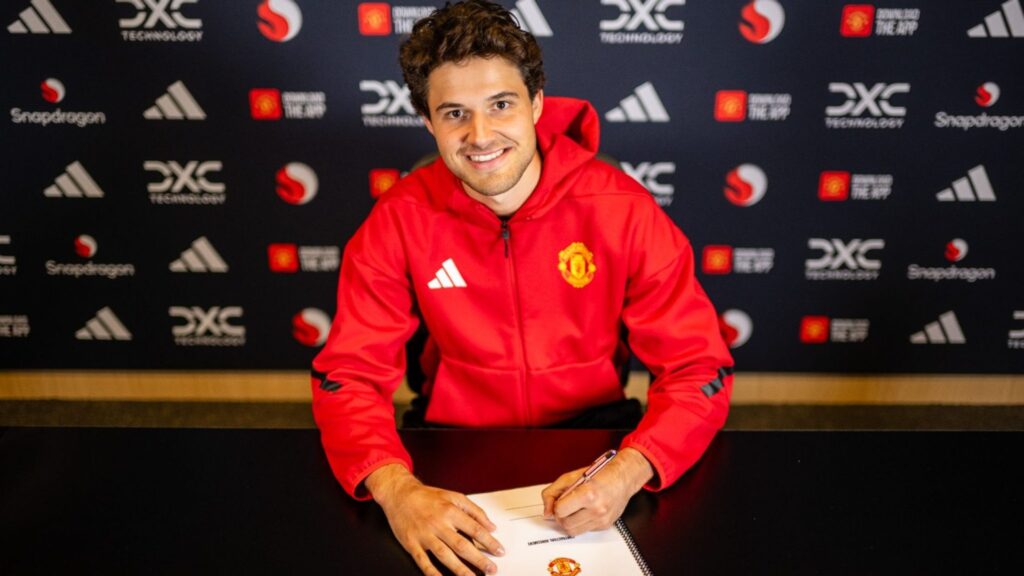 Senne Lammens signing his contract with Manchester United.