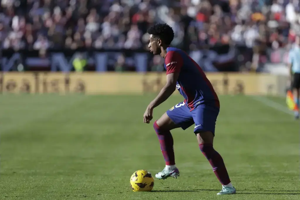 Manchester United handed Alejandro Balde opportunity after Luke Shaw criticism