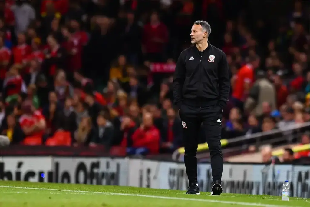 Michael Carrick compares forward to Ryan Giggs for his challenging times