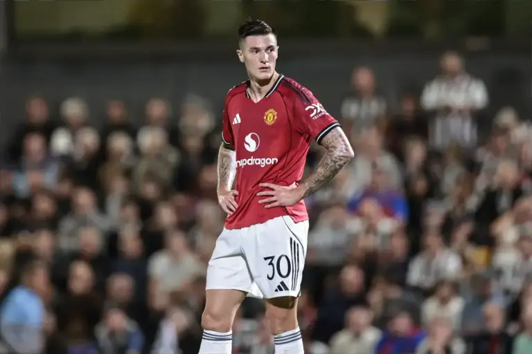 Paul Scholes and Nicky Butt joke about Benjamin Sesko injury