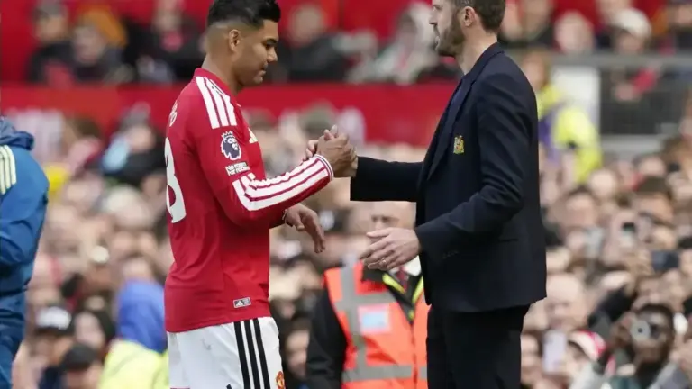 Carragher: Sacking Carrick would be ludicrous for Man Utd