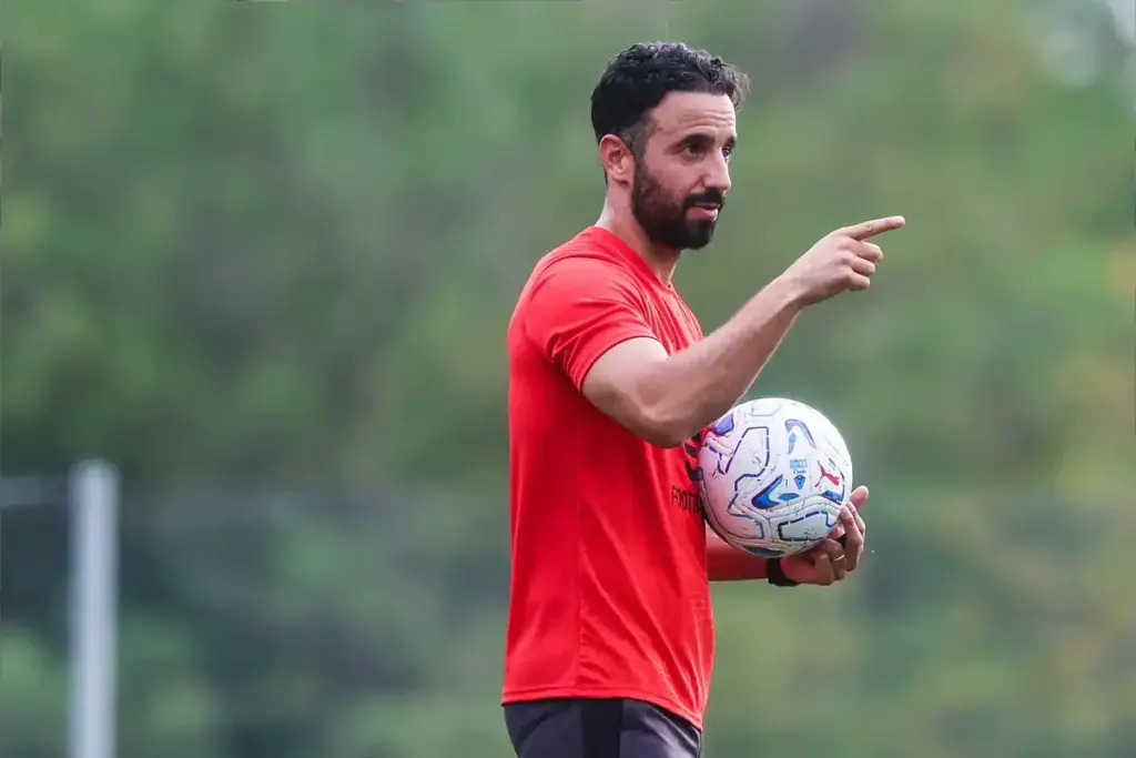 Ruben Amorim Takes Swipe at Man Utd Legends After Old Trafford Exit