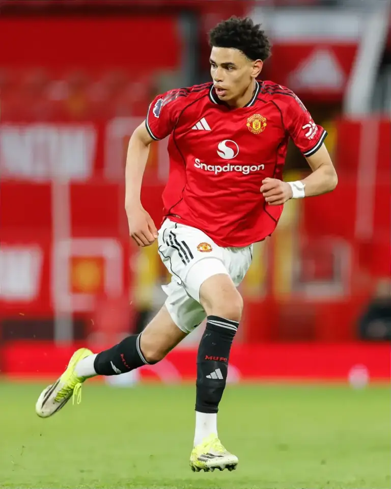 Manchester United set to sign new deal with academy wonderkid