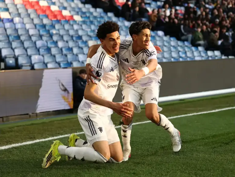 Manchester United finally secure Academy winger with long-term professional deal