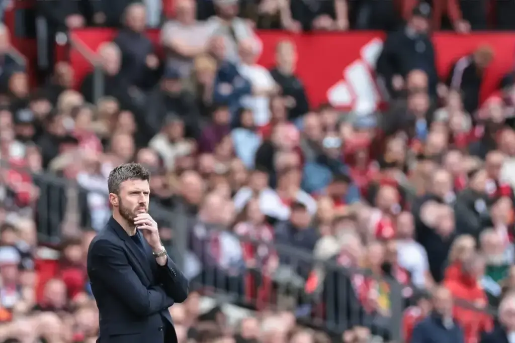 Manchester United throw away victory against 10-man Tottenham