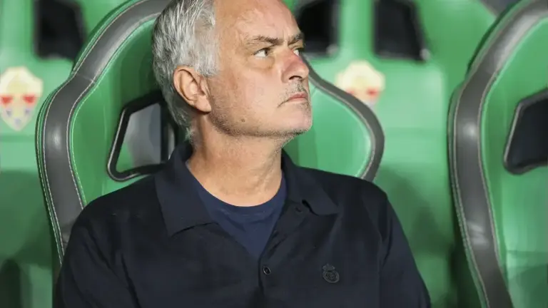 Jose Mourinho reopens 2018 title fight with Pep Guardiola