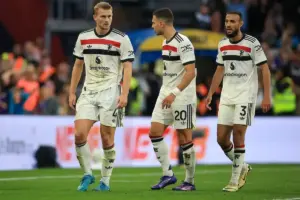 Manchester United ready to let defender leave in January to raise funds